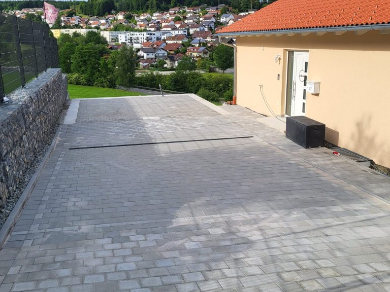 Einfahrt und Garagenfläche